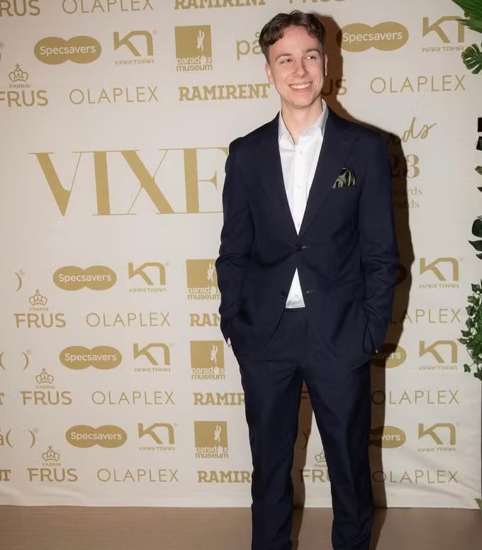 Amund i dress på den røde løperen under Vixen Awards