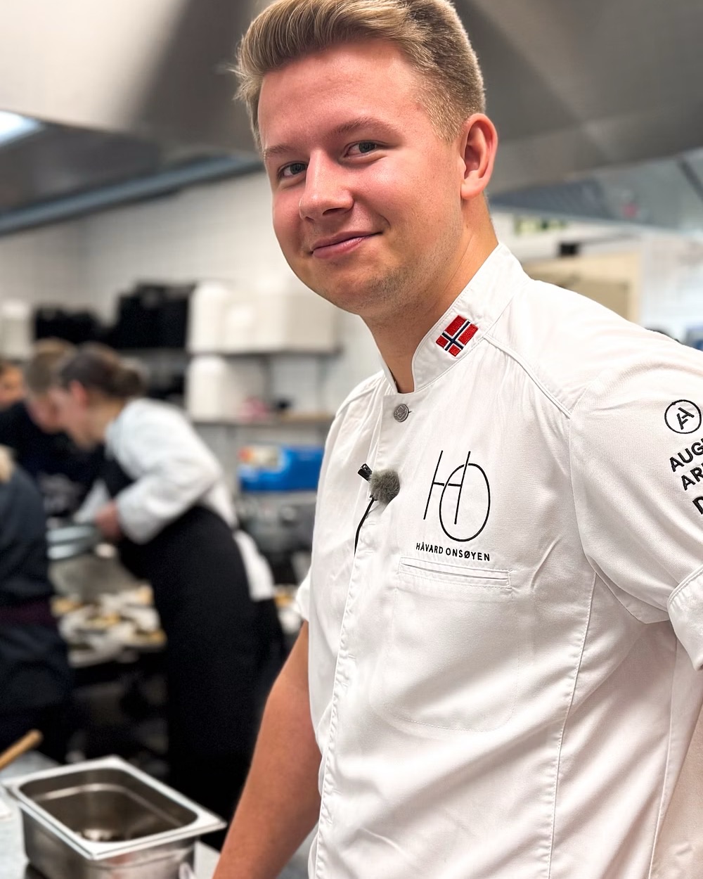 Håvard i kokkejakke på et restaurantkjøkken