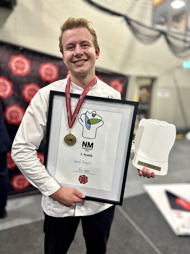 Håvard med gullmedalje, diplom og pokal etter seieren i NM i kokkekunst 2024