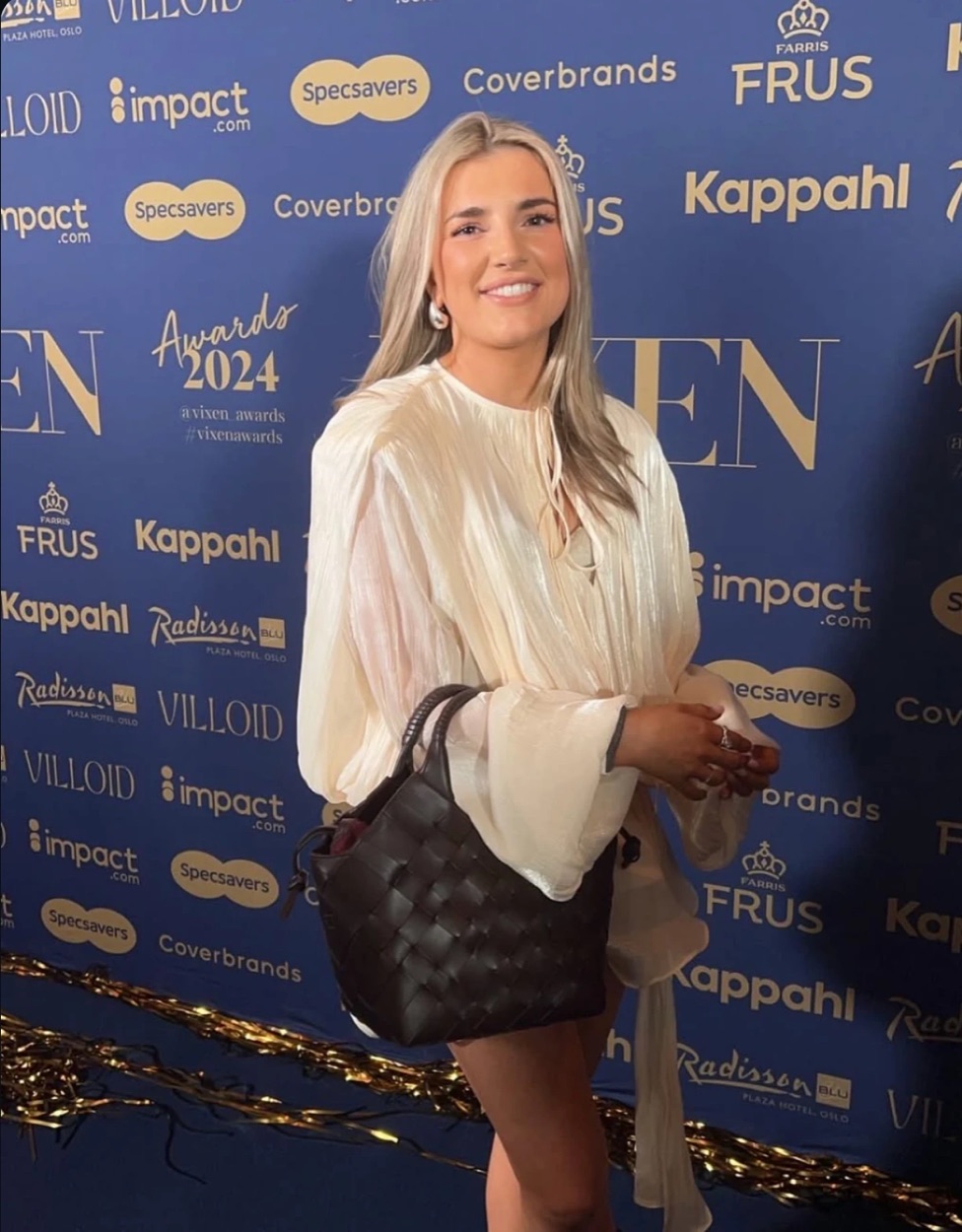 Mariell på den røde løperen under Vixen Awards 2024