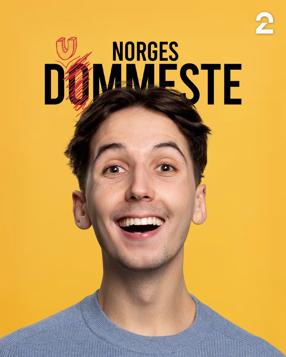 Oliver smiler bredt på plakaten for Norges dummeste på TV 2
