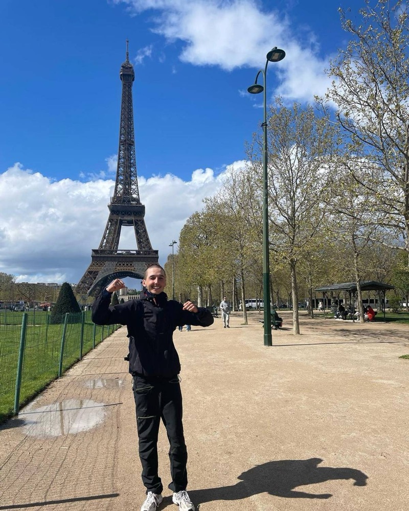 Oliver jubler foran Eiffeltårnet i Paris